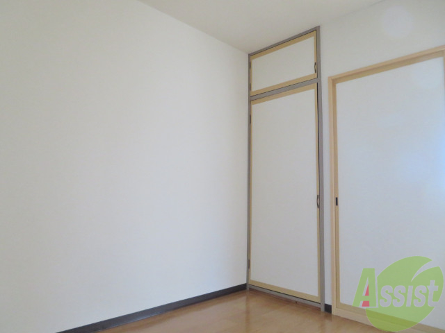 居室・リビング　白さが清潔感を出してくれます。お部屋も明るいですね。