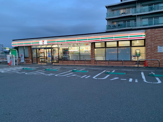 コンビニ　セブンイレブン茅ヶ崎サザンビーチ店（コンビニ）まで589m