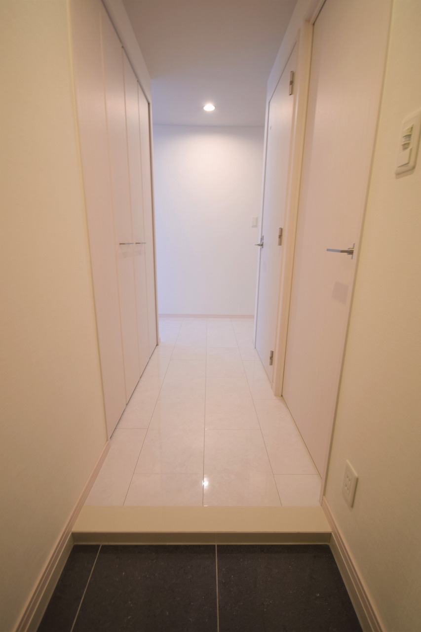 玄関　※別室参照　高級感溢れる廊下