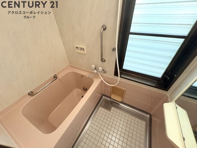 バス・シャワールーム　窓付きで換気が楽々！