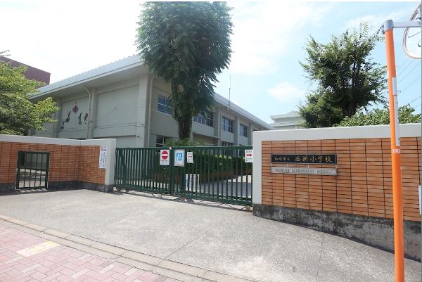 小学校　福岡市立西新小学校（小学校）まで882m