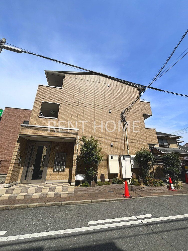 建物外観　3階建てのスマートな建物です。