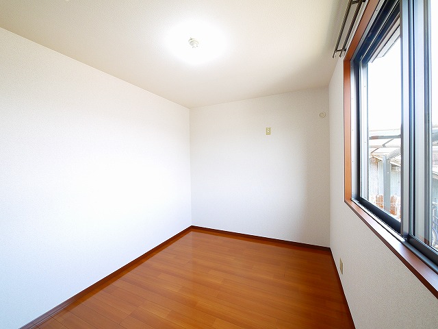 その他部屋・スペース　落ち着いた色調の寝室です