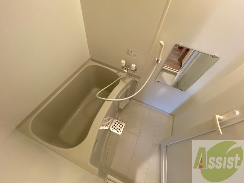 バス・シャワールーム　バスルームは狭すぎず、シャワーも浴びやすそうです。