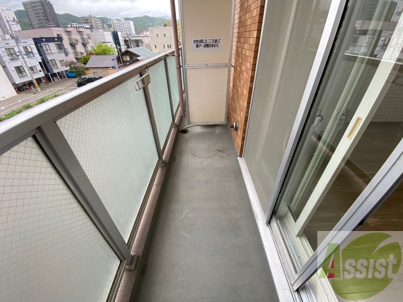 バルコニー　バルコニーは幅があり、広い印象を受けました。