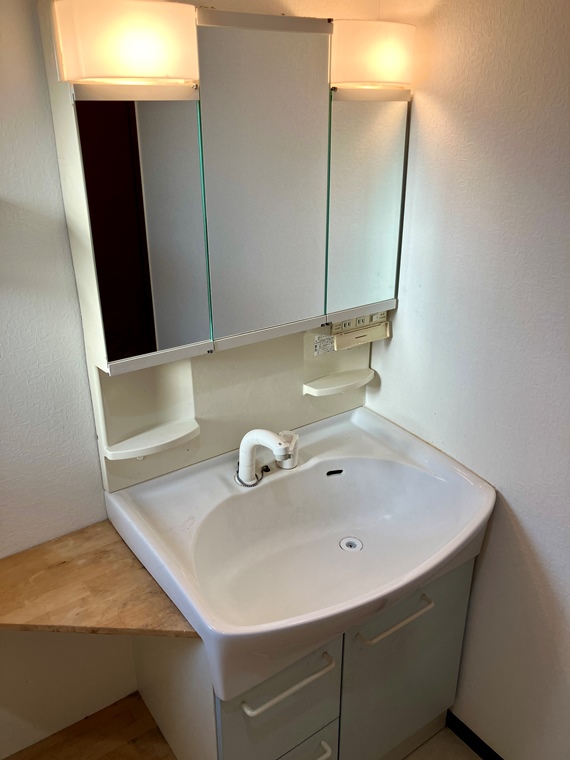 洗面設備　明るい洗面所です