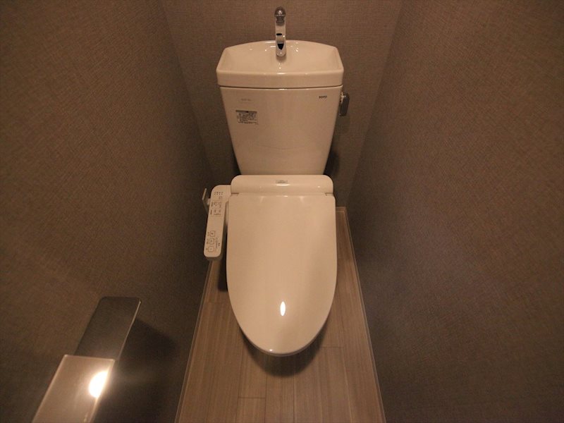 トイレ　温水洗浄暖房便座付トイレ