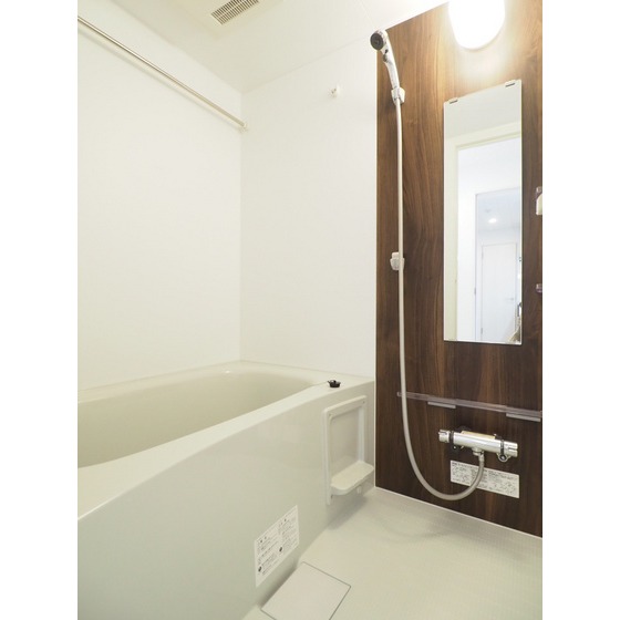 バス・シャワールーム　浴室乾燥機と追い焚き付き