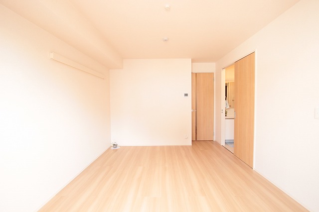 居室・リビング　同物件別号室です。