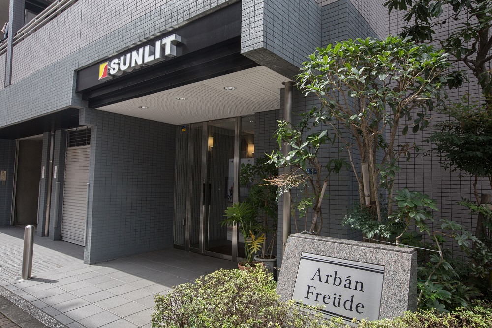 エントランス　緑の多い明るいエントランス