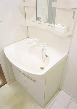 洗面設備　明るい洗面所です