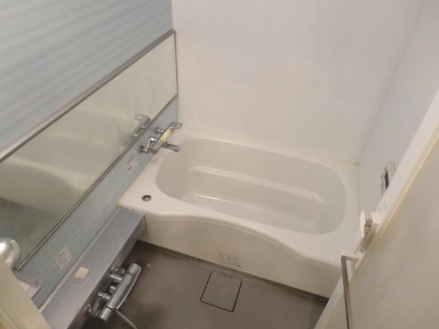 バス・シャワールーム　鏡が大きいお風呂です