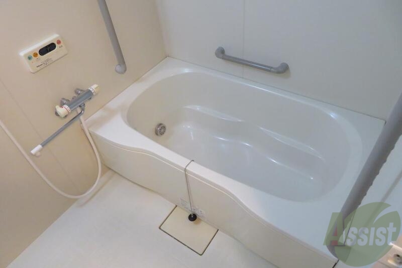 バス・シャワールーム　トイレと別になっており、ゆっくり入浴を楽しめます。