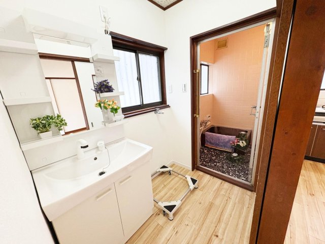 バス・シャワールーム　室内洗濯機置き場、シャンプドレッサー、追炊き機能つきバス！