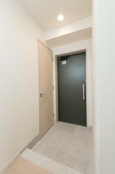 玄関　写真は同タイプ住戸です。