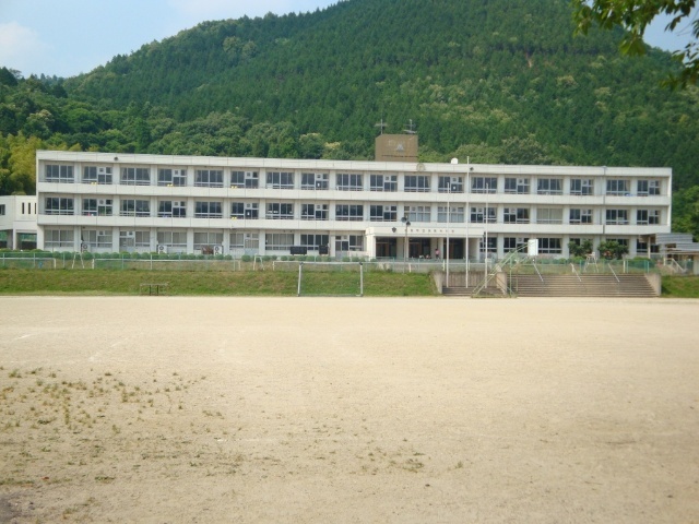 中学校　御嵩町立向陽中学校（中学校）まで1260m