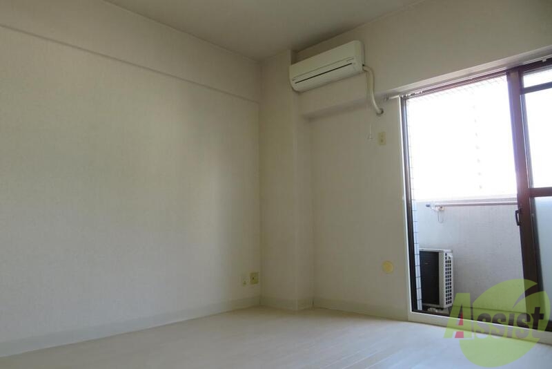 居室・リビング　白ベースのフローリングで部屋が明るく感じます。