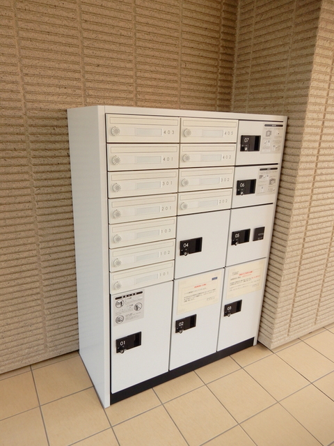 ロビー　宅配BOX＆各世帯のメールBOX