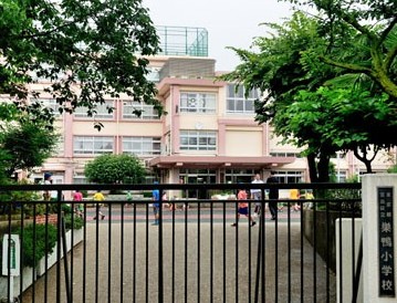 小学校　豊島区立 巣鴨小学校（小学校）まで709m