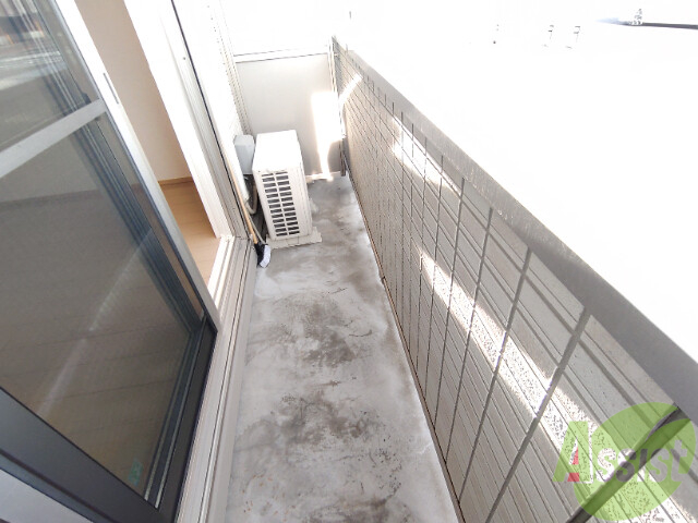 バルコニー　ベランダはよく日が当たり気持ちの良い空間です。