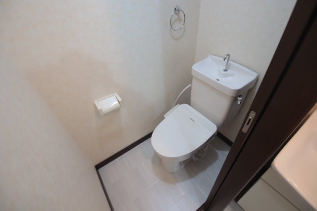 トイレ　※別部屋の参考写真です。