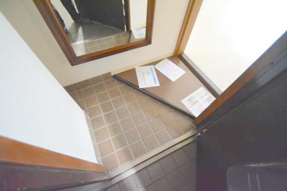 玄関　玄関に入るとお部屋まで一直線、明るい光が差し込みます。