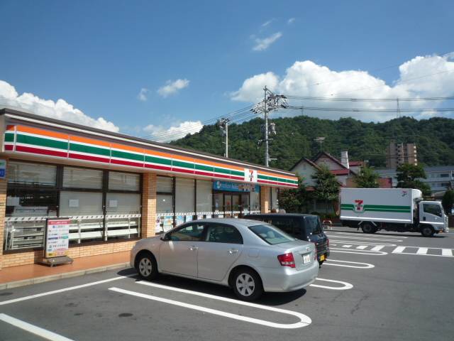 コンビニ　セブンイレブン広島海田曙町店（コンビニ）まで421m