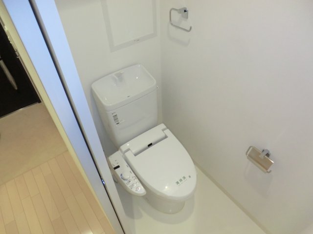 トイレ　温水洗浄便座付きのトイレです♪