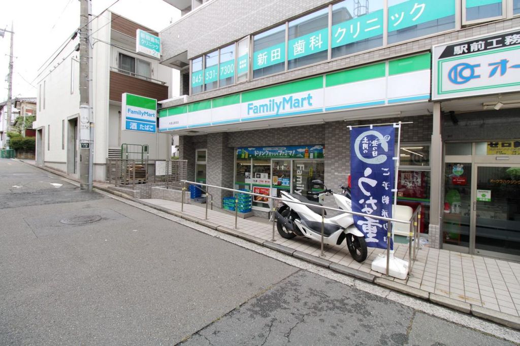 コンビニ　ファミリーマート 大倉山駅前店（コンビニ）まで360m