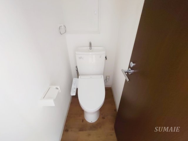 玄関　玄関周りには収納もございます