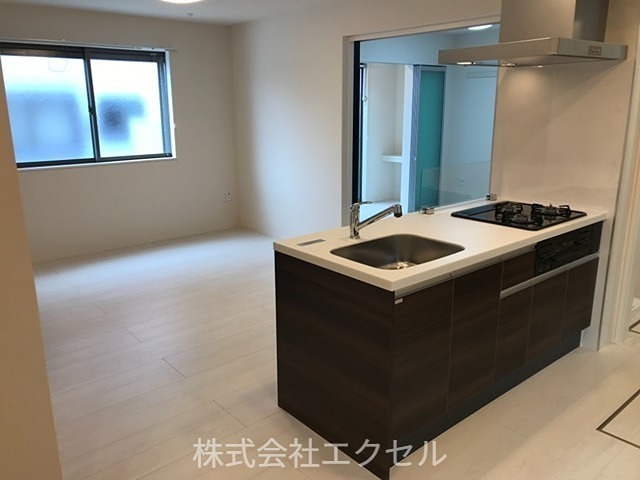キッチン　グリル付き三口コンロのカウンタータイプのシステムキッチン♪