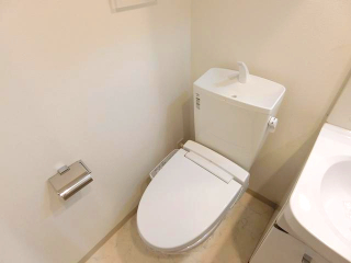 トイレ　落ち着いた色調のトイレです