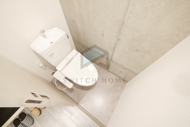 トイレ　落ち着いた色調のトイレです。号室により壁紙クロスのデザインは