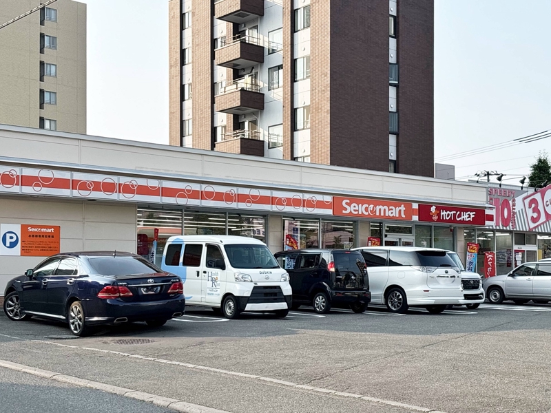 コンビニ　セイコーマート二十四軒3条店（コンビニ）まで216m