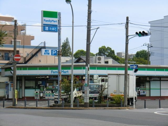 コンビニ　ファミリーマート（コンビニ）まで757m