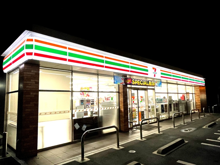 コンビニ　セブンイレブン（コンビニ）まで800m