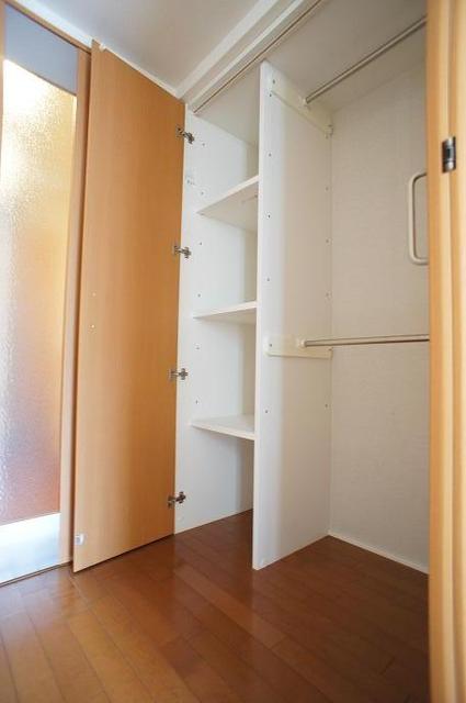収納　棚も用意されていて楽に分類できます♪