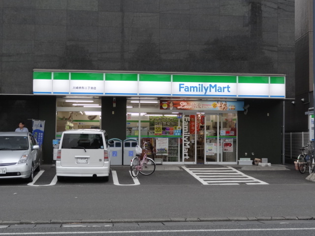 コンビニ　ファミリーマート（コンビニ）まで300m