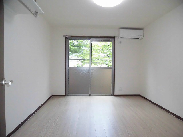 サンフォレスト北白川の居間写真