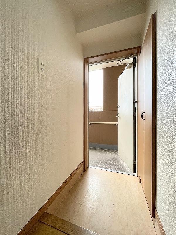 玄関　玄関内側