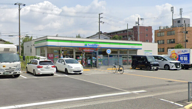 コンビニ　ファミリーマート豊中島江町店（コンビニ）まで190m