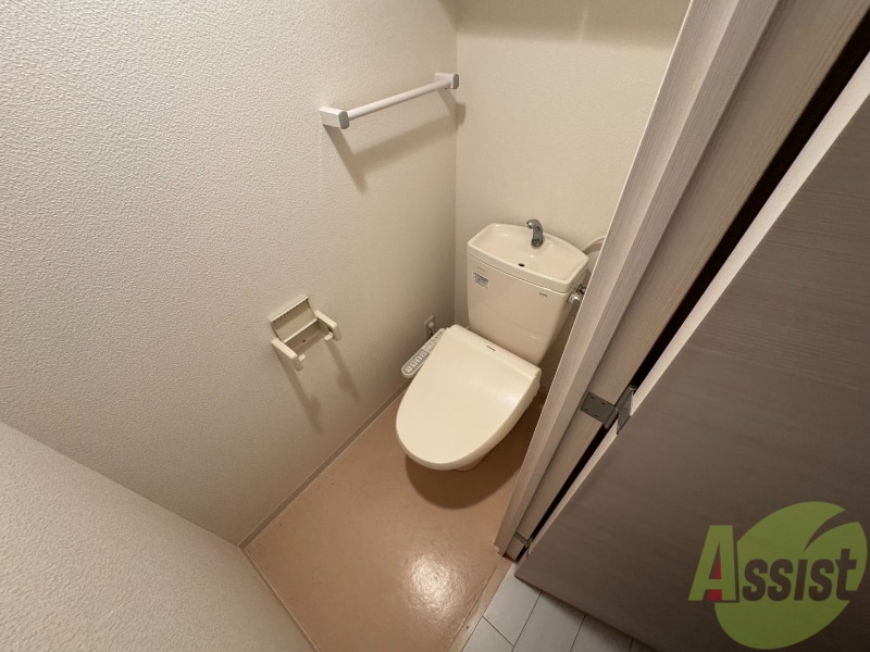トイレ　こちらはトイレです。清潔感があり、安心して使用できます。