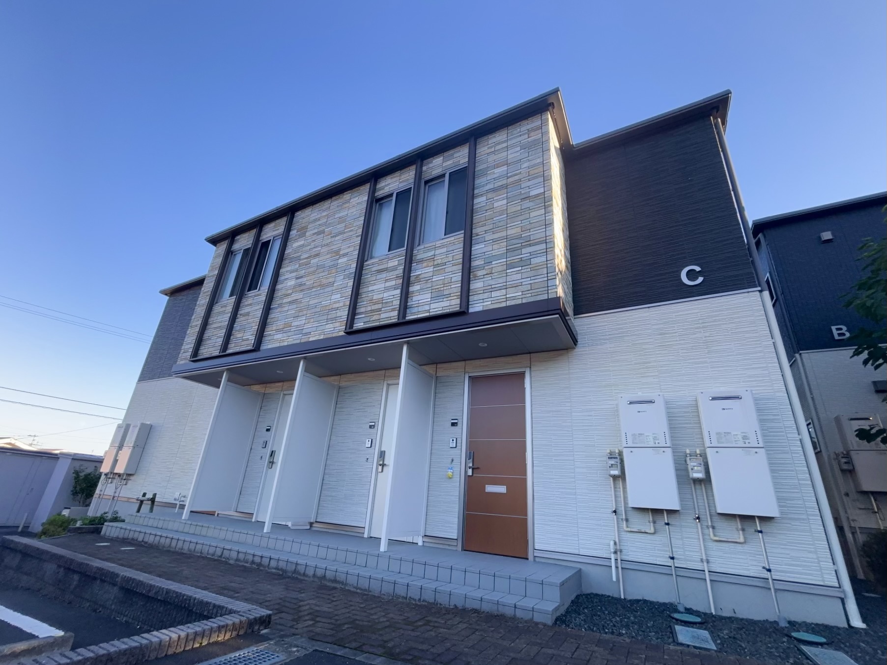 建物外観　外観部分・モダンな軽量鉄骨造物件です♪
