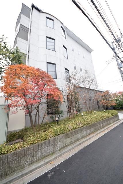 建物外観　たくさんの緑がお出迎えしてくれます