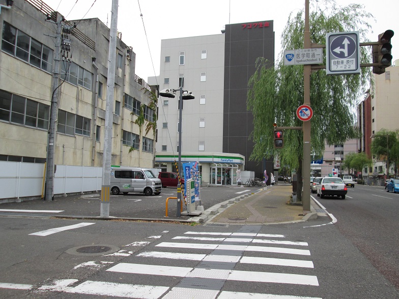 コンビニ　ファミリーマート新潟医学町通店（コンビニ）まで445m