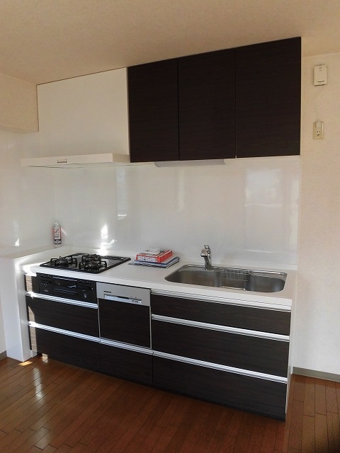 キッチン　３口ガスコンロ付き、食洗機付きのシステムキッチン