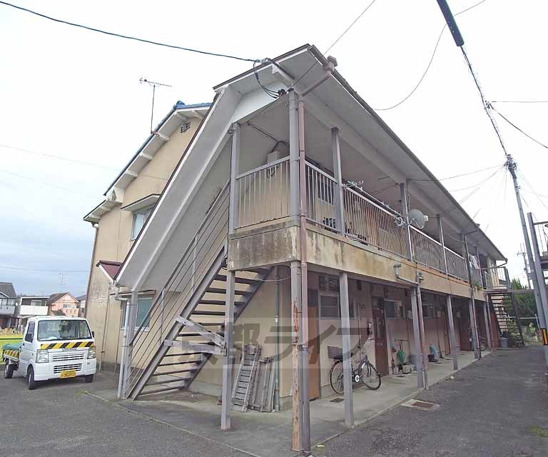 長岡京市粟生のアパートの建物外観