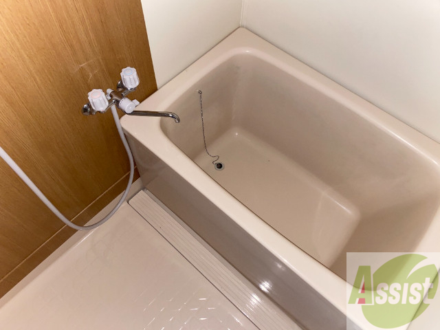 バス・シャワールーム　バスルームは狭すぎず、シャワーも浴びやすそうです。