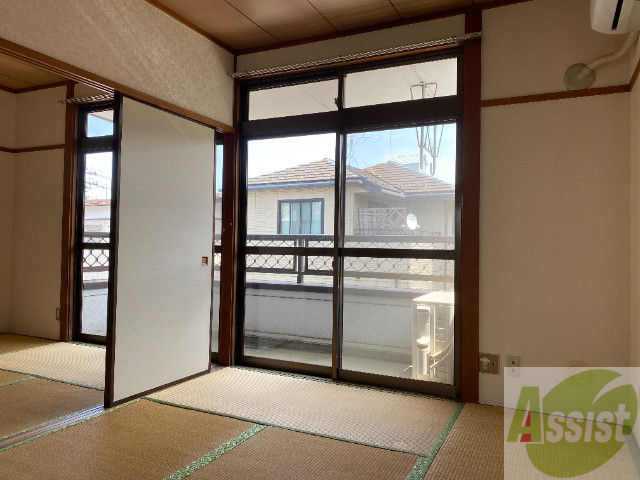 居室・リビング　６帖の和室です。広々として、きれいですね。