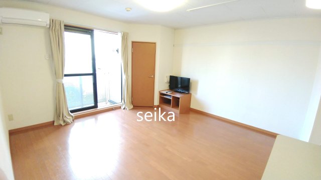 居室・リビング　１階はフローリング、2階以上はカーペット